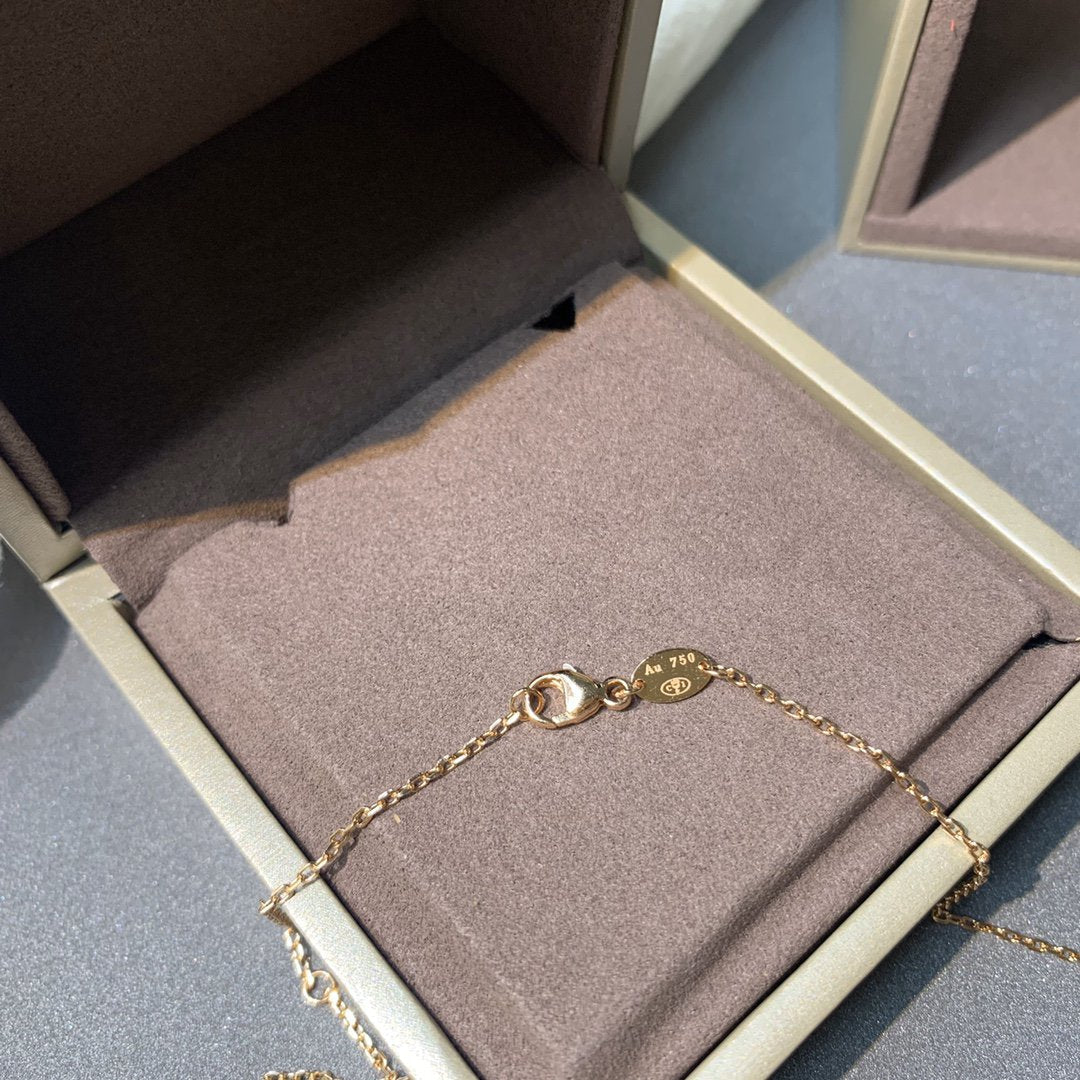 {
"Love Lucky": "Love Lucky",
"JEUX DE PINK GOLD DIAMOND NECKLACE": "JEUX DE 粉紅金鑽石項鍊"
}