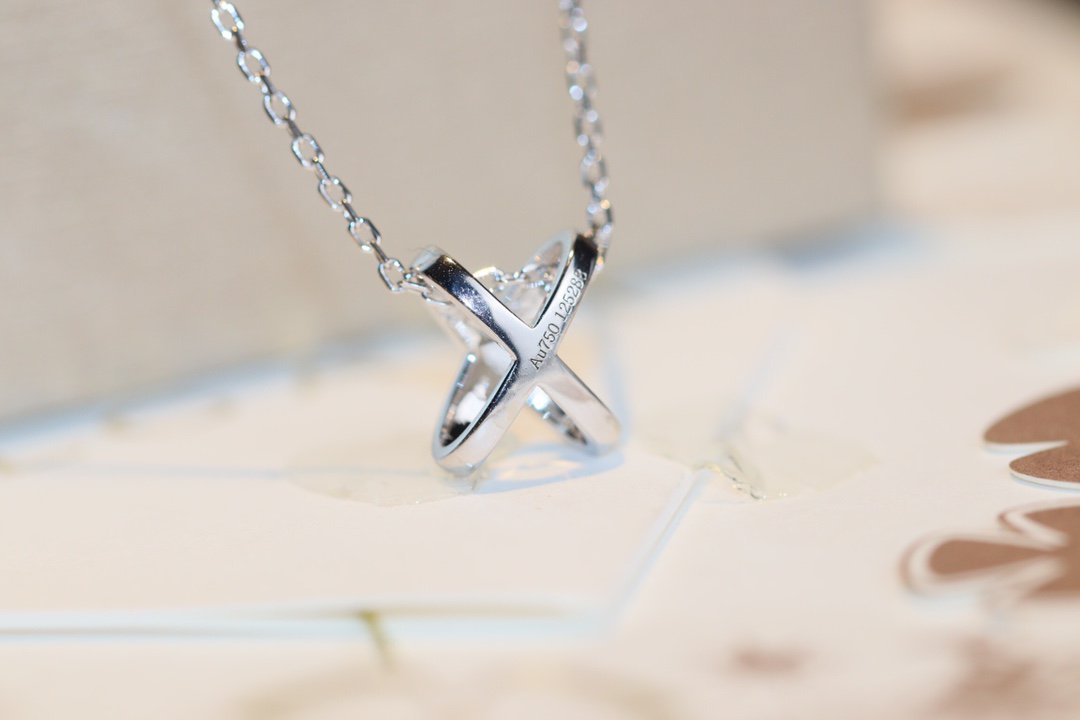 {
"Love Lucky": "Love Lucky",
"JEUX DE DIAMOND NECKLACE": "JEUX DE 鑽石項鍊"
}