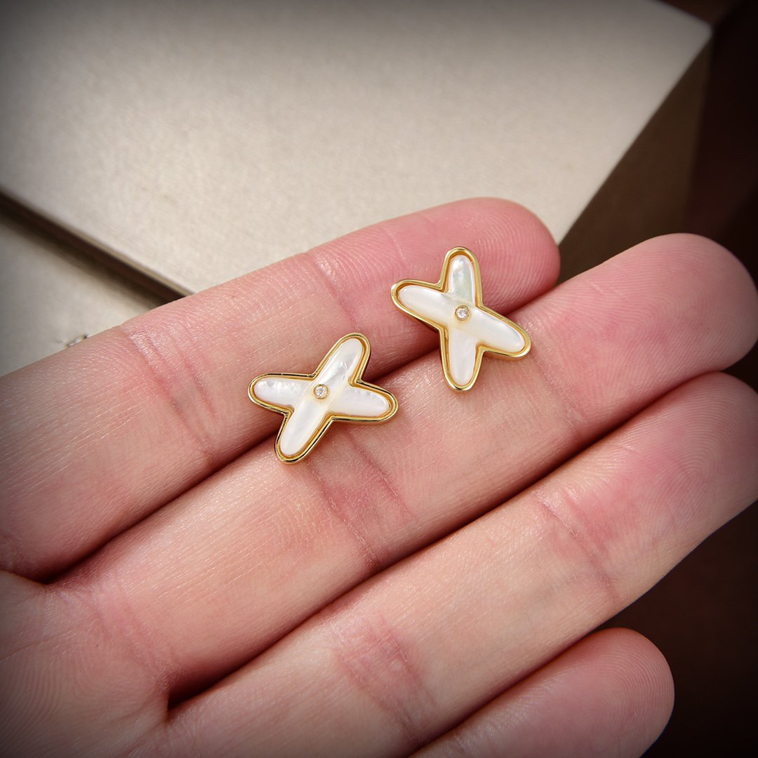 {
"Love Lucky": "Love Lucky",
"JEUX DE WHITE MOP GOLD DIAMOND EARRINGS": "PENDIENTES DE DIAMANTES EN ORO Y NÁCAR BLANCO JEUX DE"
}