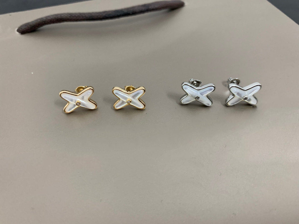 {
"Love Lucky": "Love Lucky",
"JEUX DE WHITE MOP SILVER DIAMOND EARRINGS": "PENDIENTES JEUX DE NÁCAR BLANCO Y DIAMANTES EN PLATA"
}