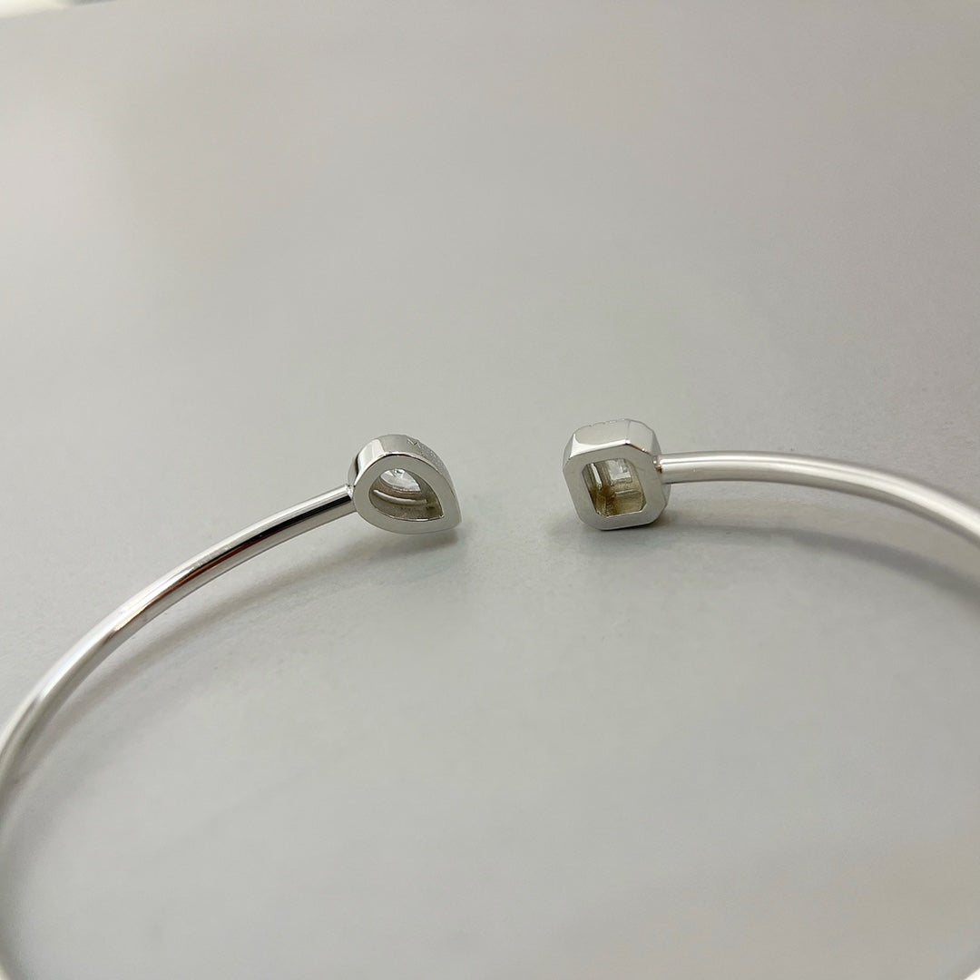 {
"Love Lucky": "Love Lucky",
"JONC FLEX MY TWIN TOI & MOI SILVER DIAMOND BRACELET": "MY TWIN TOI & MOI 925 銀質鑽石彈性手環"
}