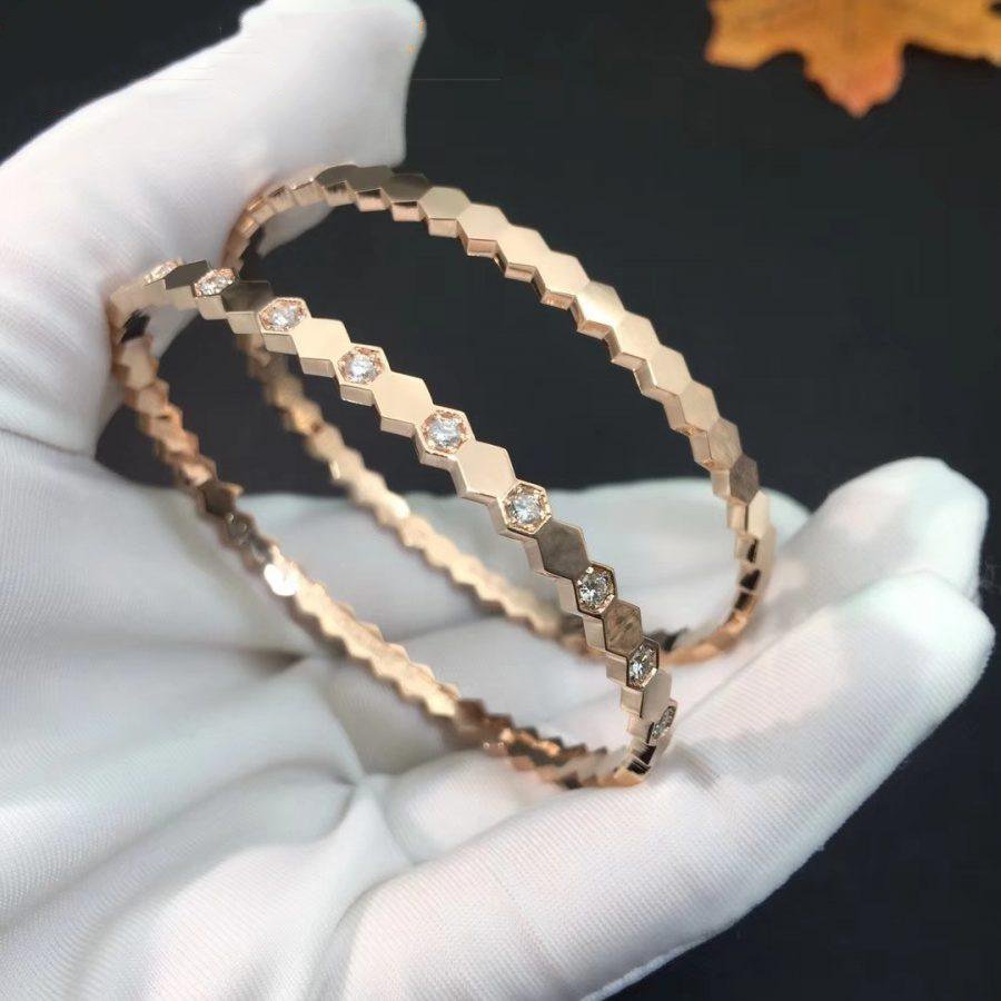 {
"Love Lucky": "Love Lucky",
"BEE LOVE SILVER DIAMOND BRACELET": "PULSERA DE DIAMANTES Y PLATA BEE LOVE"
}