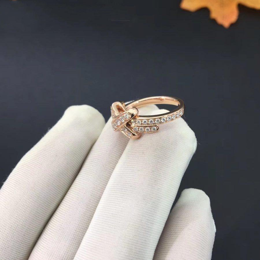 {
"Love Lucky": "Love Lucky",
"JEUX DE RING PINK GOLD DIAMOND": "JEUX DE 系列玫瑰金鑽石戒指"
}