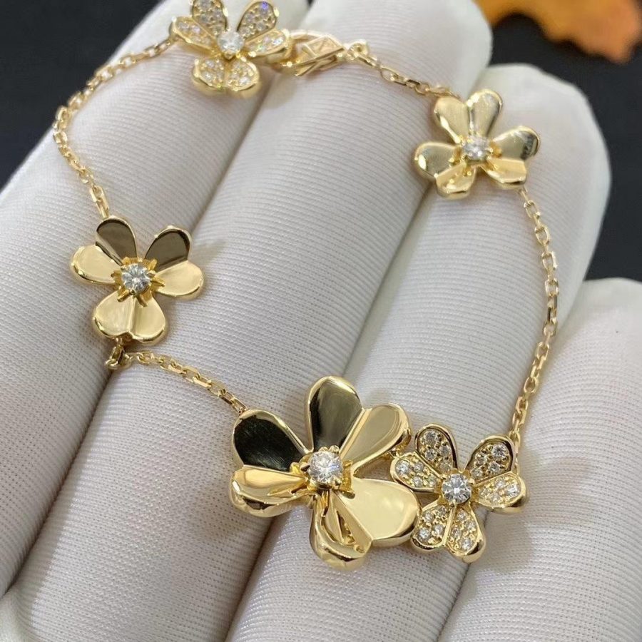{"Love Lucky": "Love Lucky", "FRIVOLE GOLD 5 FLOWERS BRACELET": "FRIVOLE 系列 18K 金五花手鍊"}