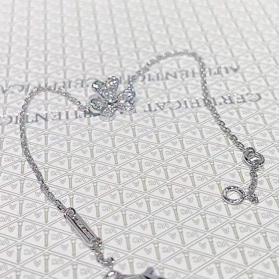 {
"Love Lucky": "Love Lucky",
"FRIVOLE SILVER FLOWER DIAMOND BRACELET": "FRIVOLE 系列銀色花朵鑽石手鏈"
}