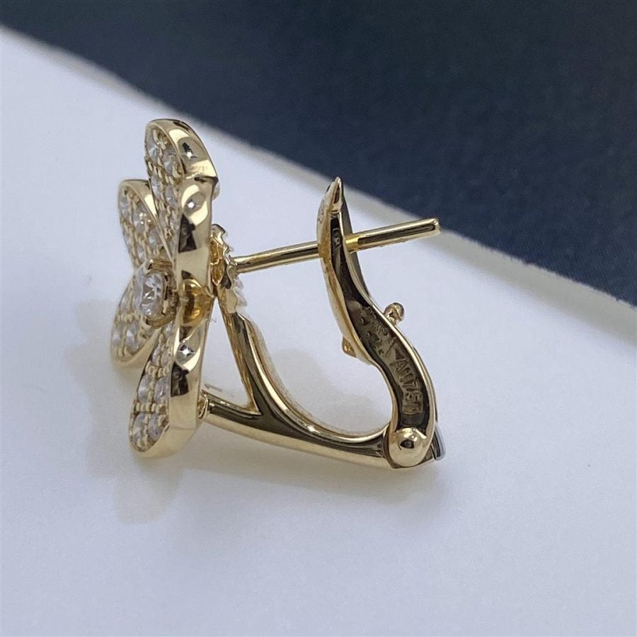 {
"Love Lucky": "Pendientes FRIVOLE de oro y diamantes con motivo de flor"
}