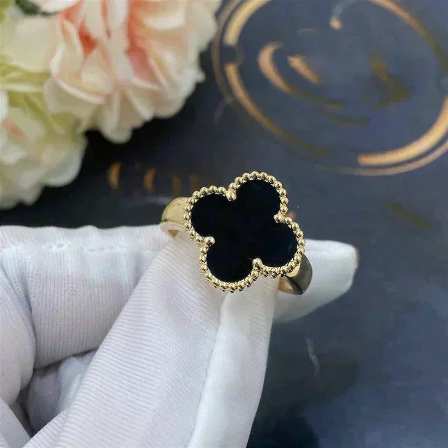 {
"Love Lucky": "Love Lucky",
"CLOVER ONYX RING": "ANILLO DE ÓNIX DE TRÉBOL"
}