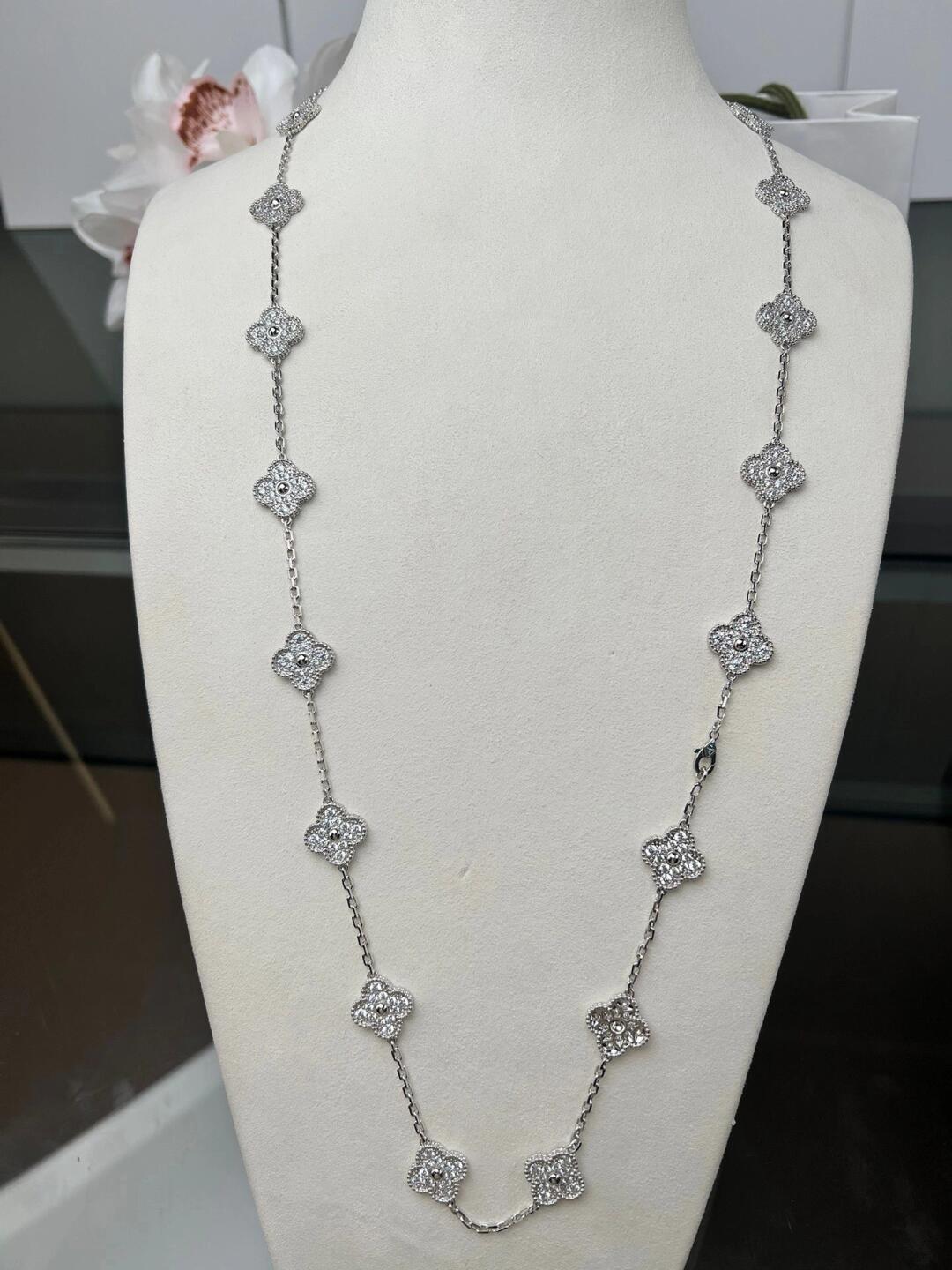 {
"Love Lucky": "Love Lucky",
"CLOVER 20 MOTIFS DIAMOND SILVER": "四葉草 20 花卉圖案 鑽石 銀色"
}