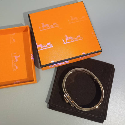 {"[Love Lucky]H GREY BRACELET"}
