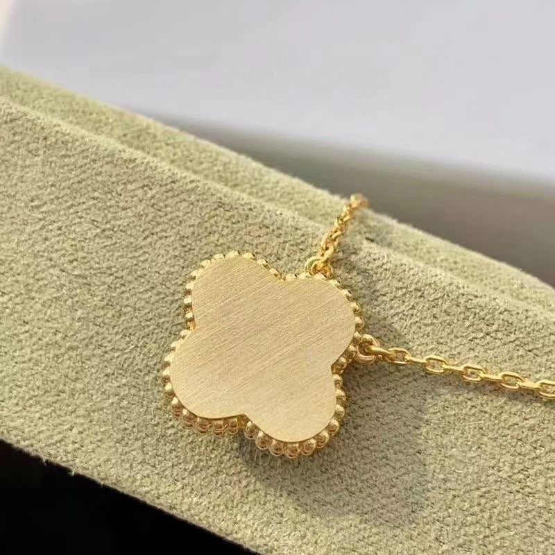 {"Love Lucky": "COLLIER TRÈFLE 15MM DIAMANT TURQUOISE"}