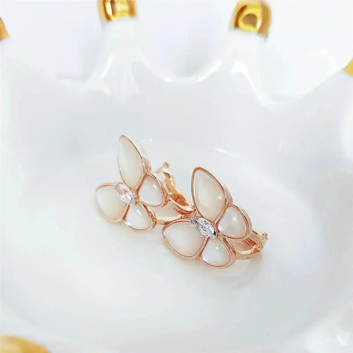 [Love Lucky]BUTTERFLY MOP DIAMOND EARRINGS
