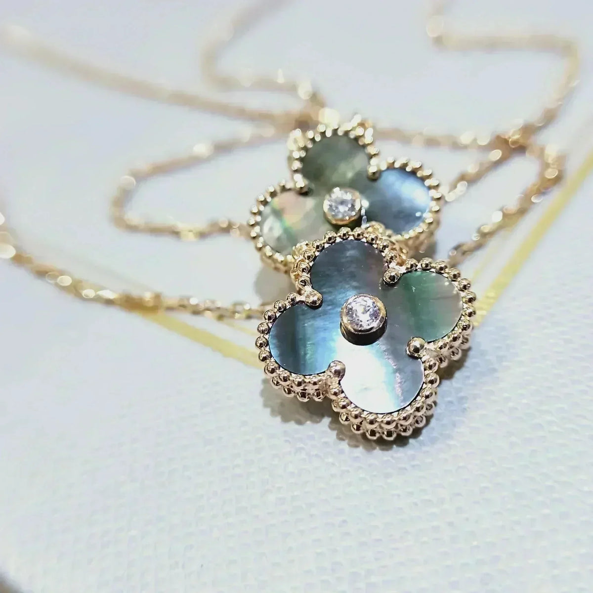 [Love Lucky] COLLAR CLOVER 15MM DE DIAMANTE Y NÁCAR GRIS