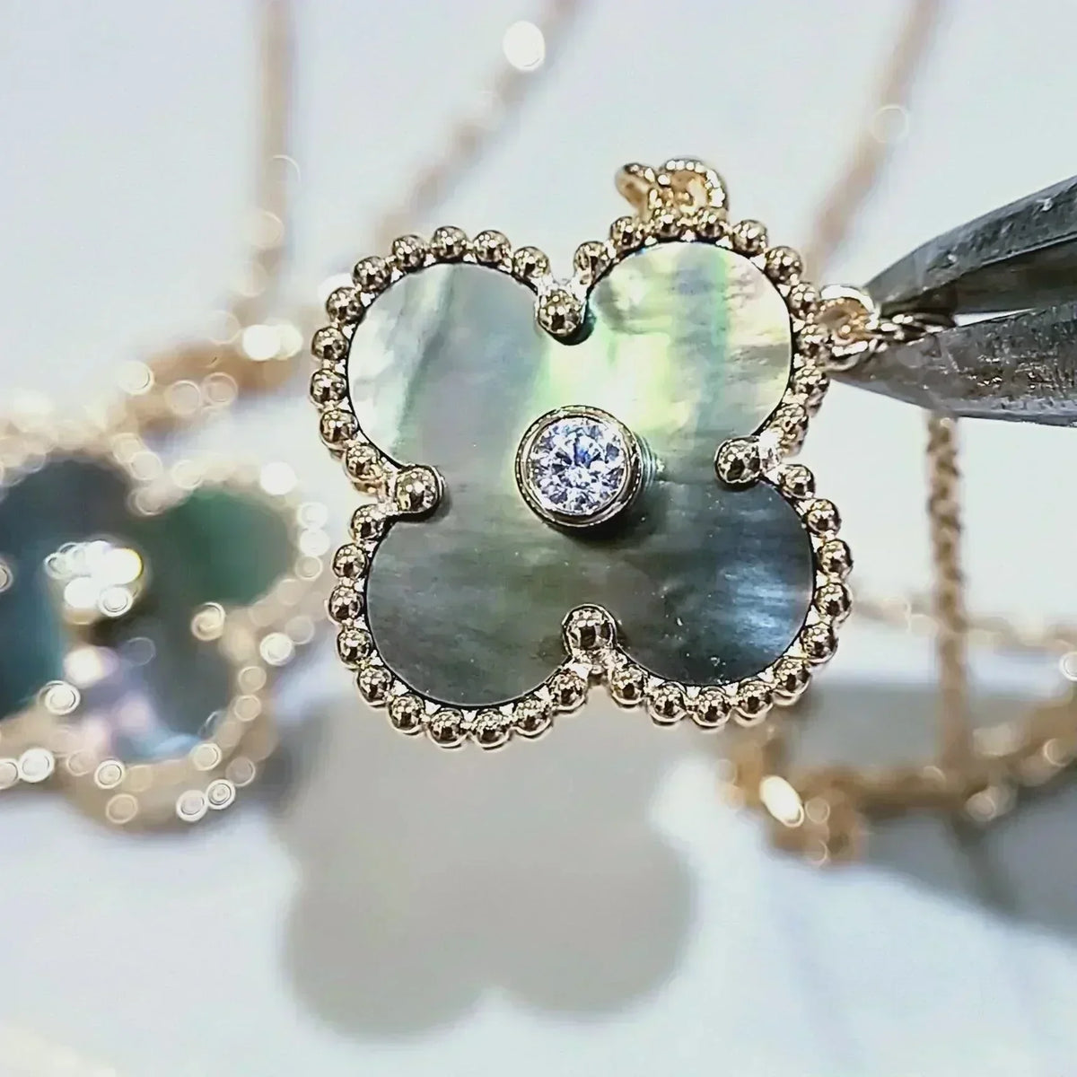 [Love Lucky] COLLAR CLOVER 15MM DE DIAMANTE Y NÁCAR GRIS