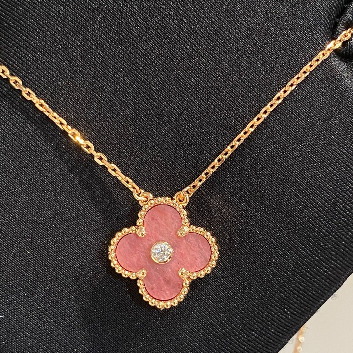 [Love Lucky]COLLIER TRÈFLE 15 MM EN RHODONITE ET DIAMANT