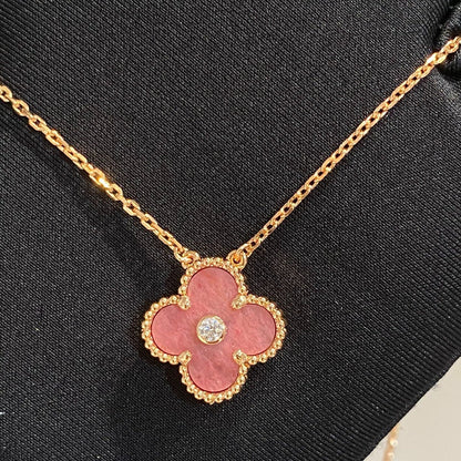 [Love Lucky]COLLIER TRÈFLE 15 MM EN RHODONITE ET DIAMANT