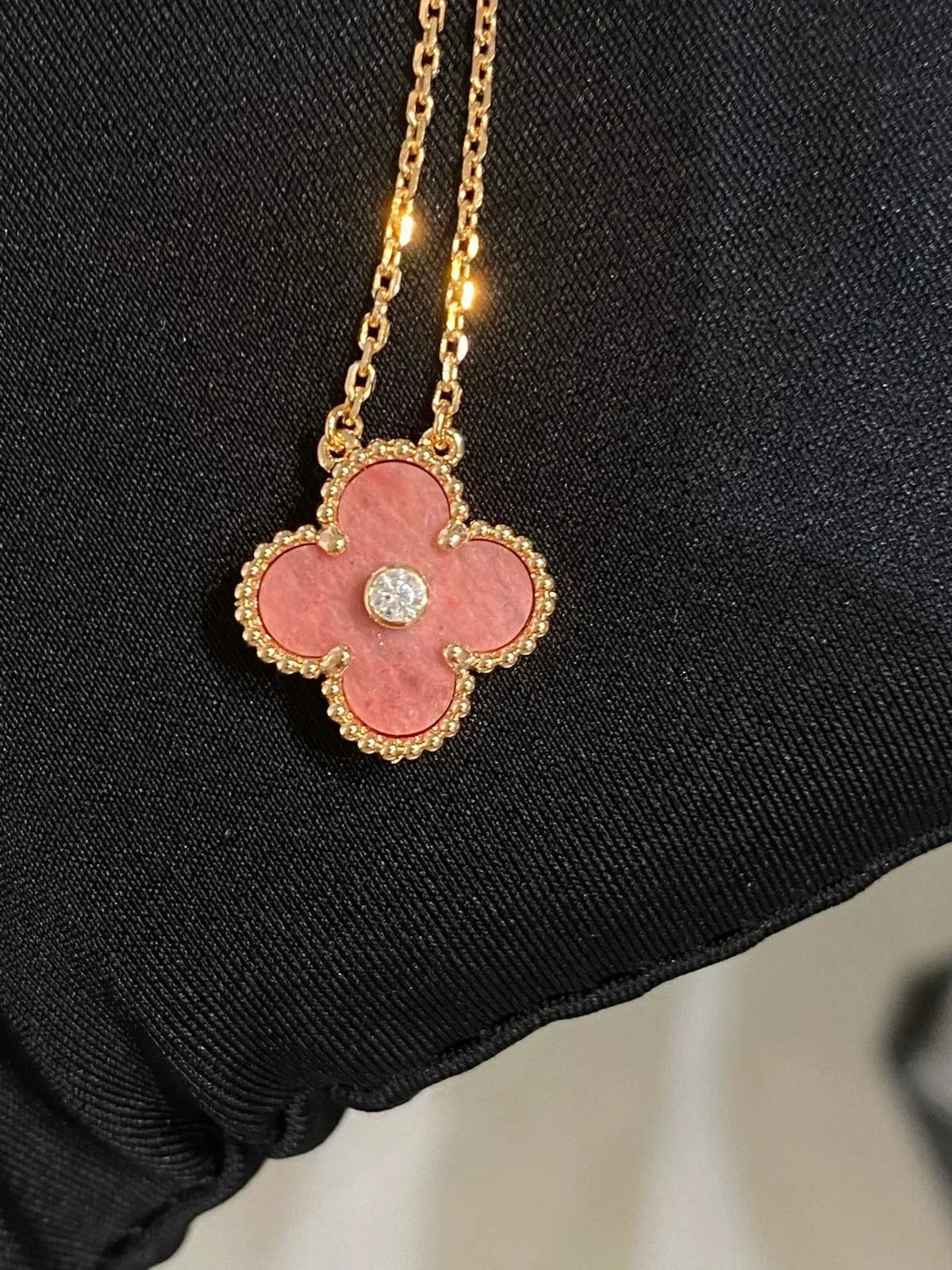 [Love Lucky]COLLIER TRÈFLE 15 MM EN RHODONITE ET DIAMANT