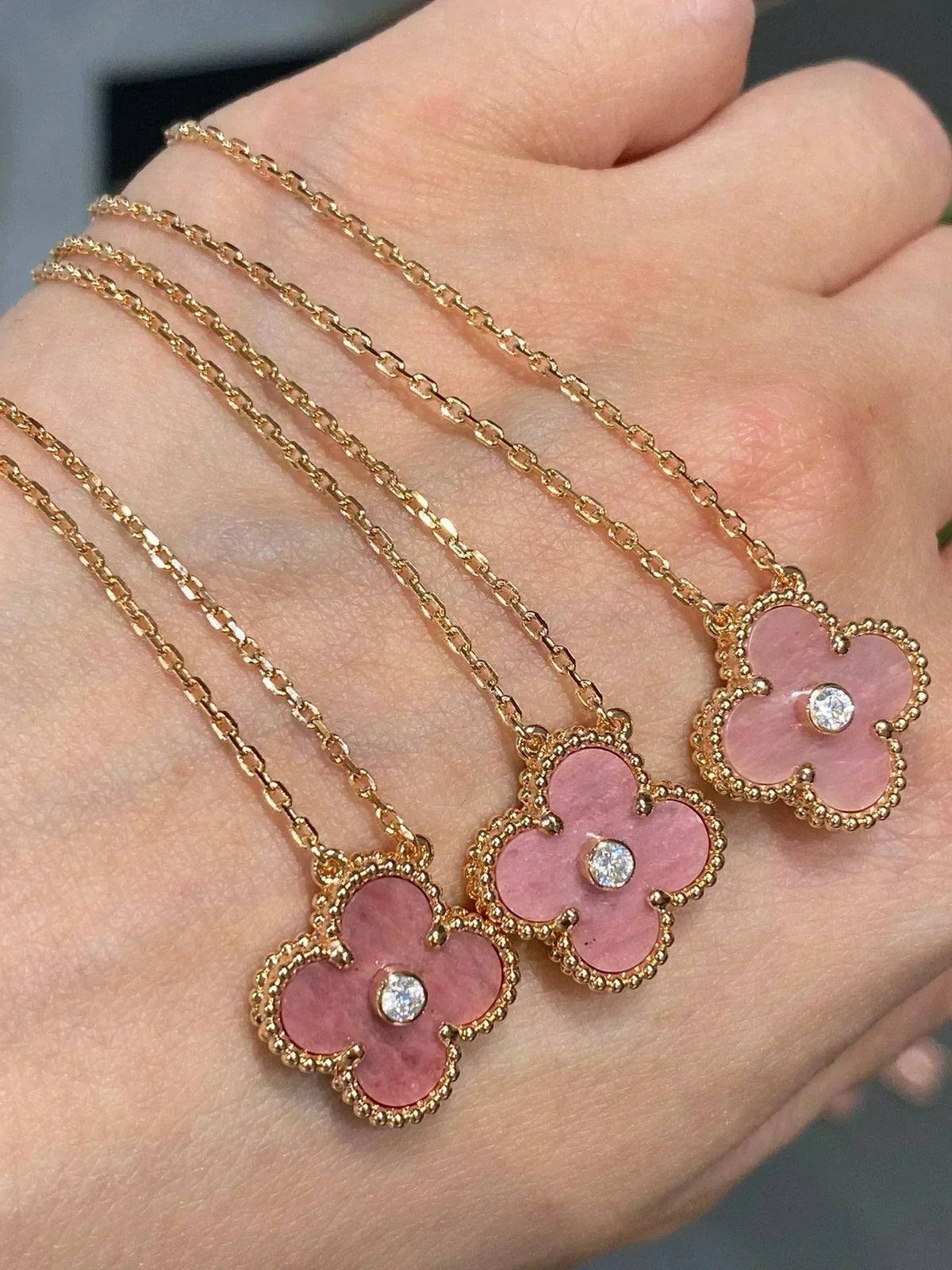 [Love Lucky]COLLIER TRÈFLE 15 MM EN RHODONITE ET DIAMANT
