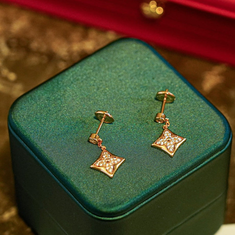 {"Love Lucky":"Love Lucky","STAR DIAMONDS EARRINGS GOLD":"星形鑽石金耳環"}