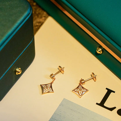 {"Love Lucky":"Love Lucky","STAR DIAMONDS EARRINGS GOLD":"星形鑽石金耳環"}