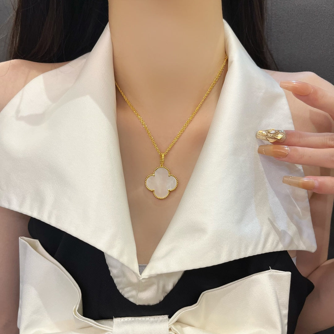 [Love Lucky]COLLAR CON COLGANTE GRANDE CLOVER 25MM NÁCAR