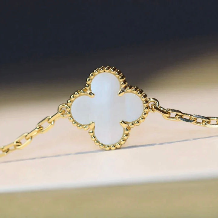 [Love Lucky] COLLAR DE NÁCAR BLANCO CON 20 MOTIVOS DE TRÉBOL