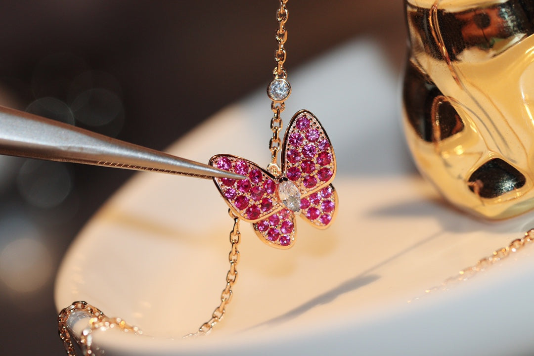 [Love Lucky]COLLAR DE ORO ROSA CON DIAMANTE ROJO DE MARIPOSA