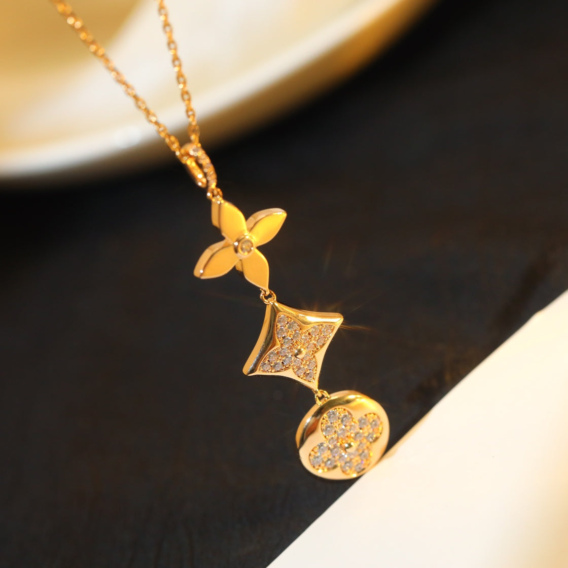 [Love Lucky] COLLAR DE ORO ROSA CON DIAMANTE DE ESTRELLA Y SOL