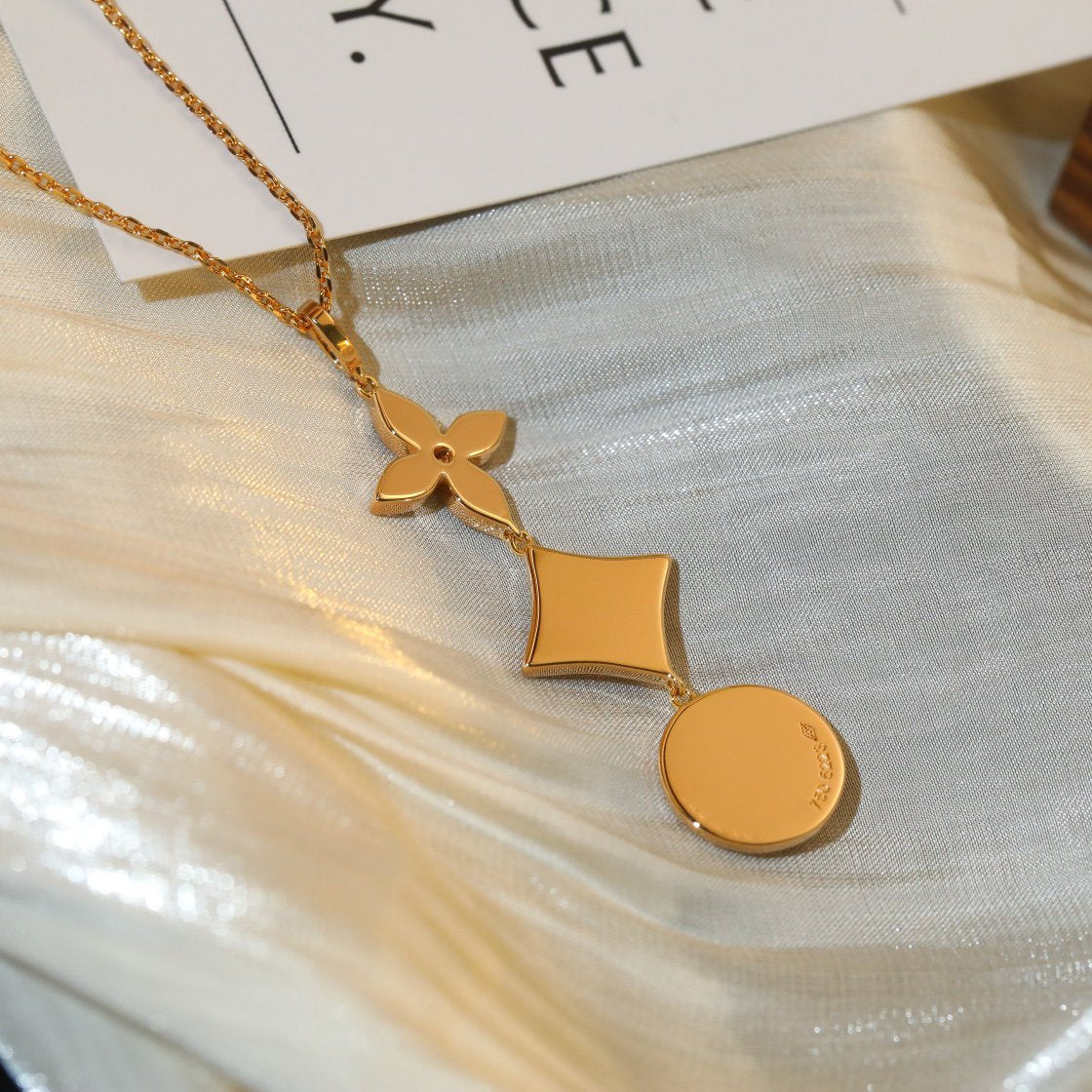 [Love Lucky] COLLAR DE ORO ROSA CON DIAMANTE DE ESTRELLA Y SOL