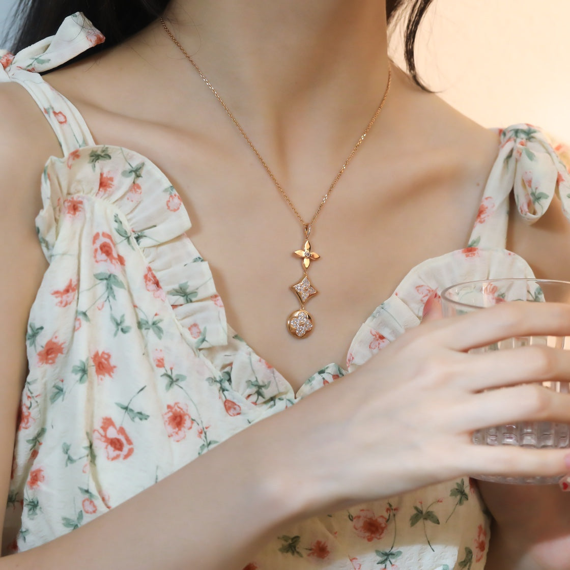 [Love Lucky] COLLAR DE ORO ROSA CON DIAMANTE DE ESTRELLA Y SOL