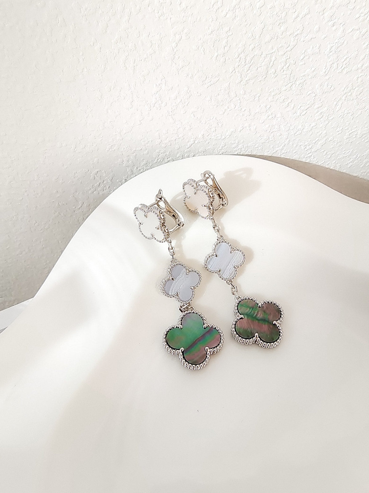 [Love Lucky]CLOVER 3 MOTIFS CHALCEDONY DARK MOP SILVER EARRINGS
