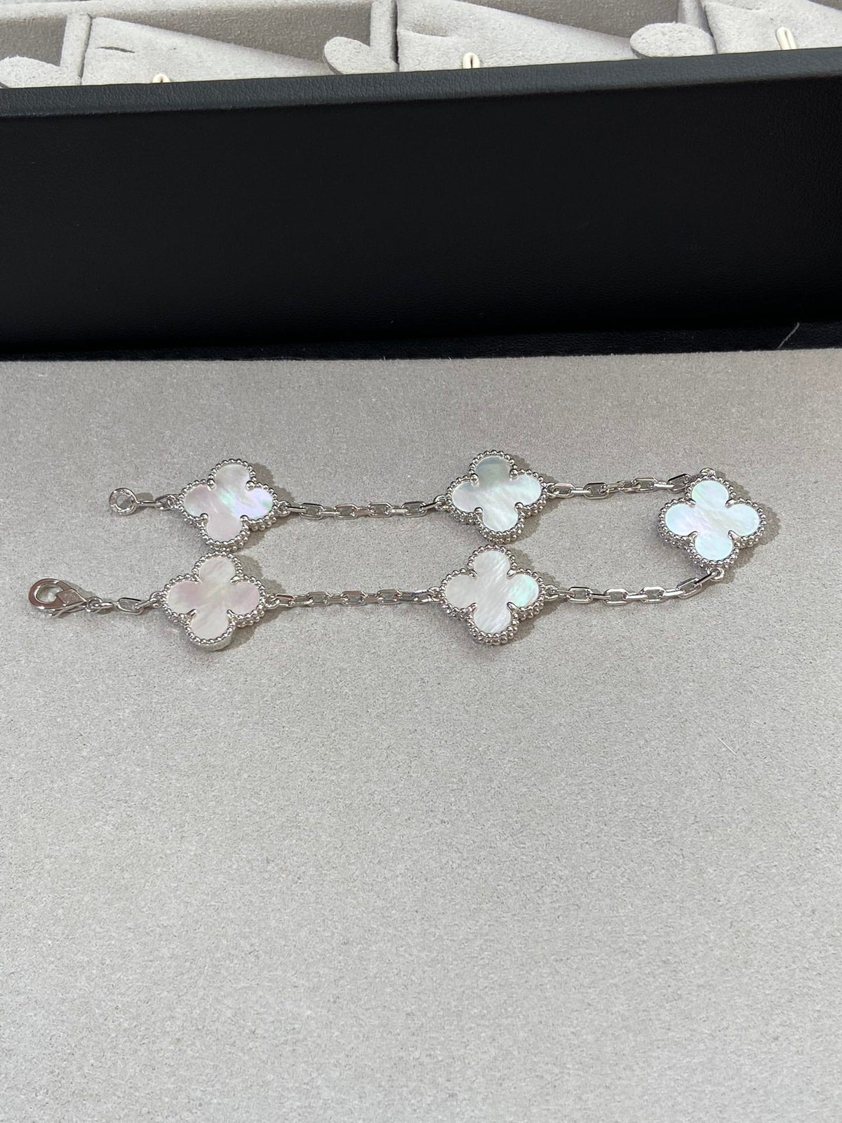 [Love Lucky]CLOVER WHITE PEARL MOP 5 MOTIF BRACELET COLLECTION