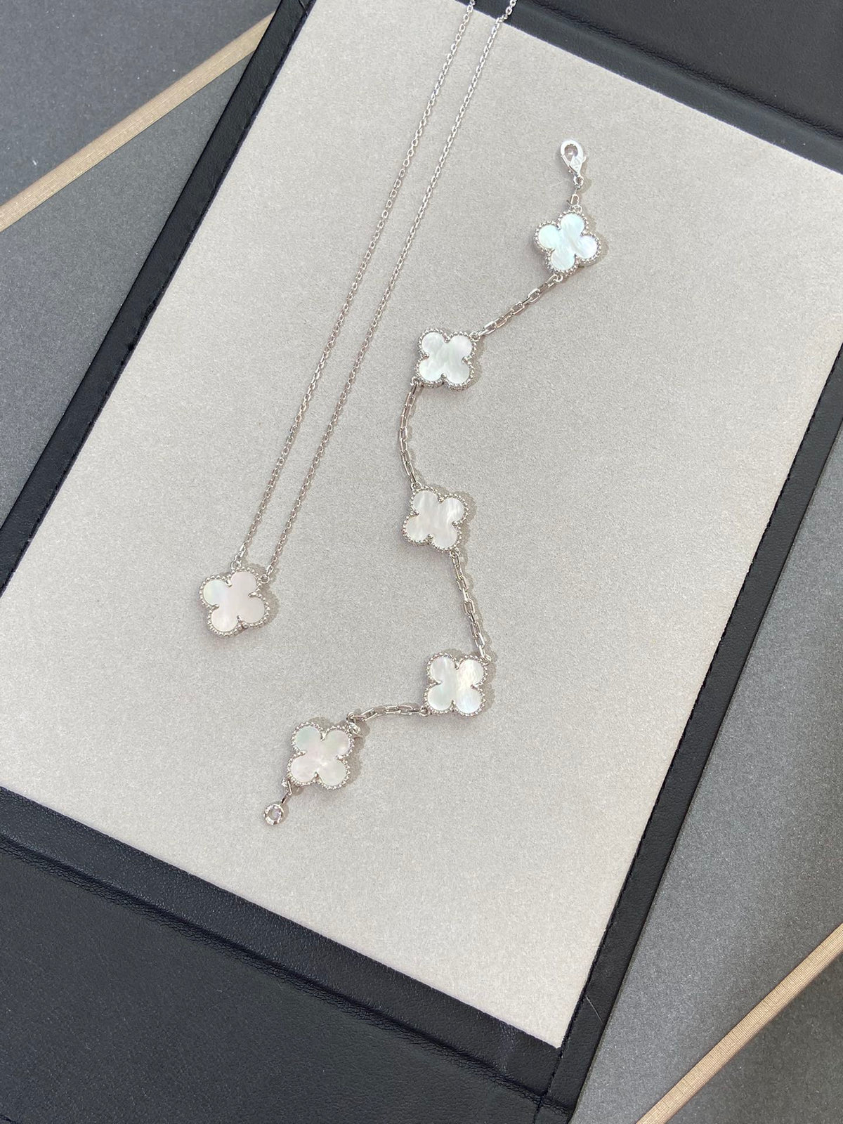 [Love Lucky]CLOVER WHITE PEARL MOP 5 MOTIF BRACELET COLLECTION