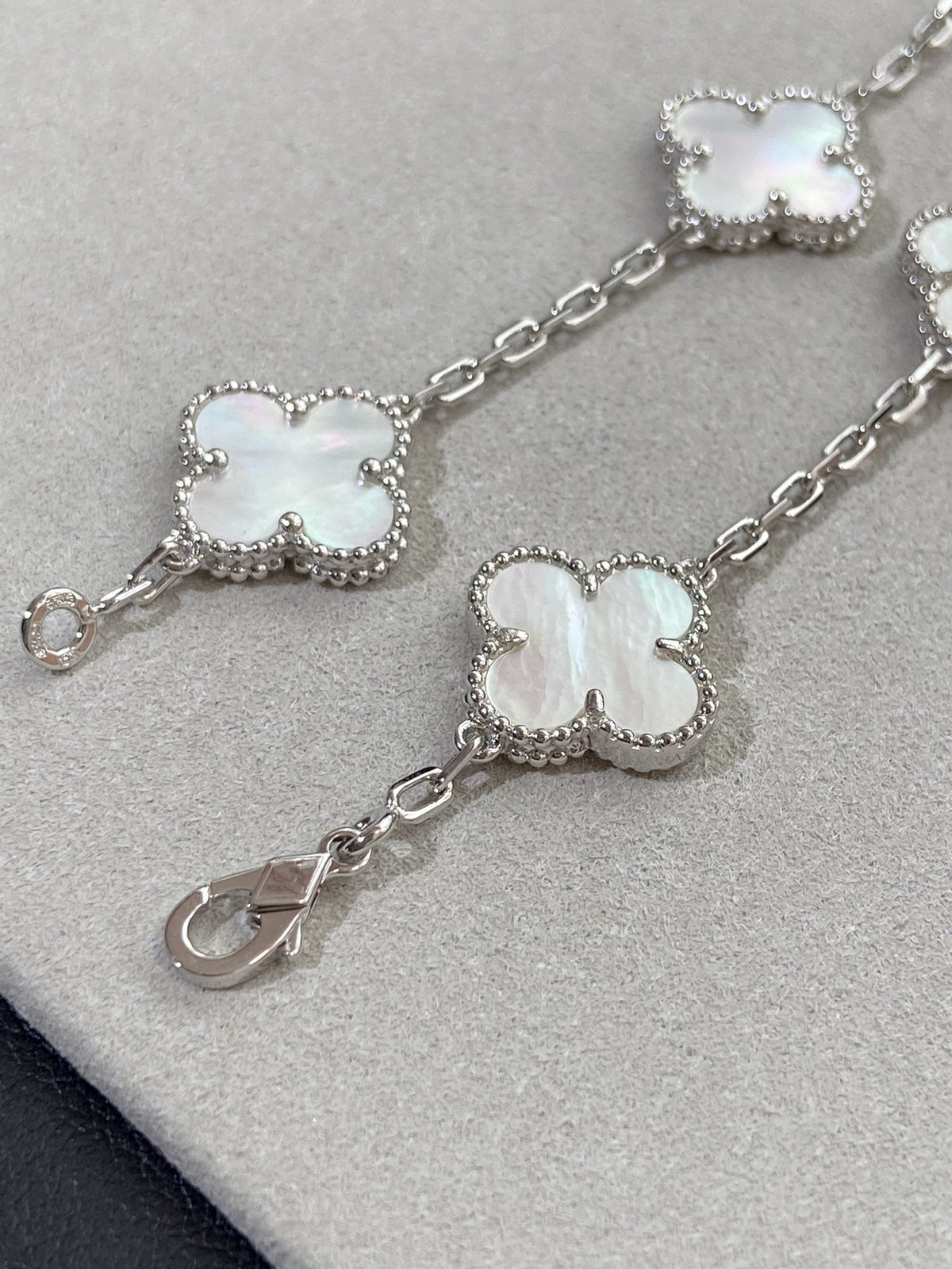 [Love Lucky]CLOVER WHITE PEARL MOP 5 MOTIF BRACELET COLLECTION