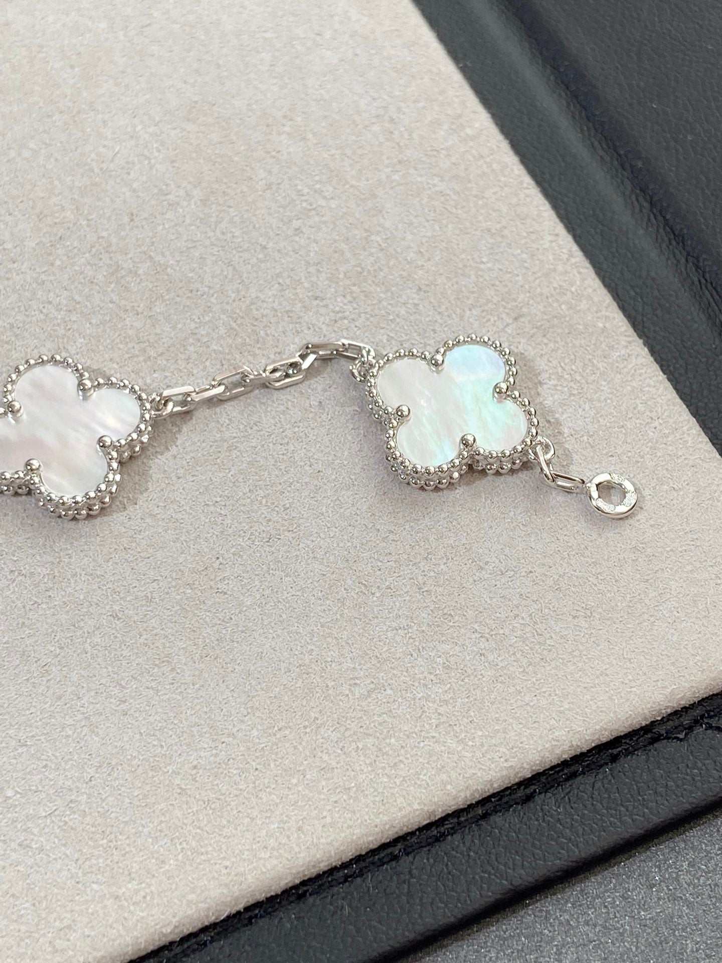 [Love Lucky]CLOVER WHITE PEARL MOP 5 MOTIF BRACELET COLLECTION