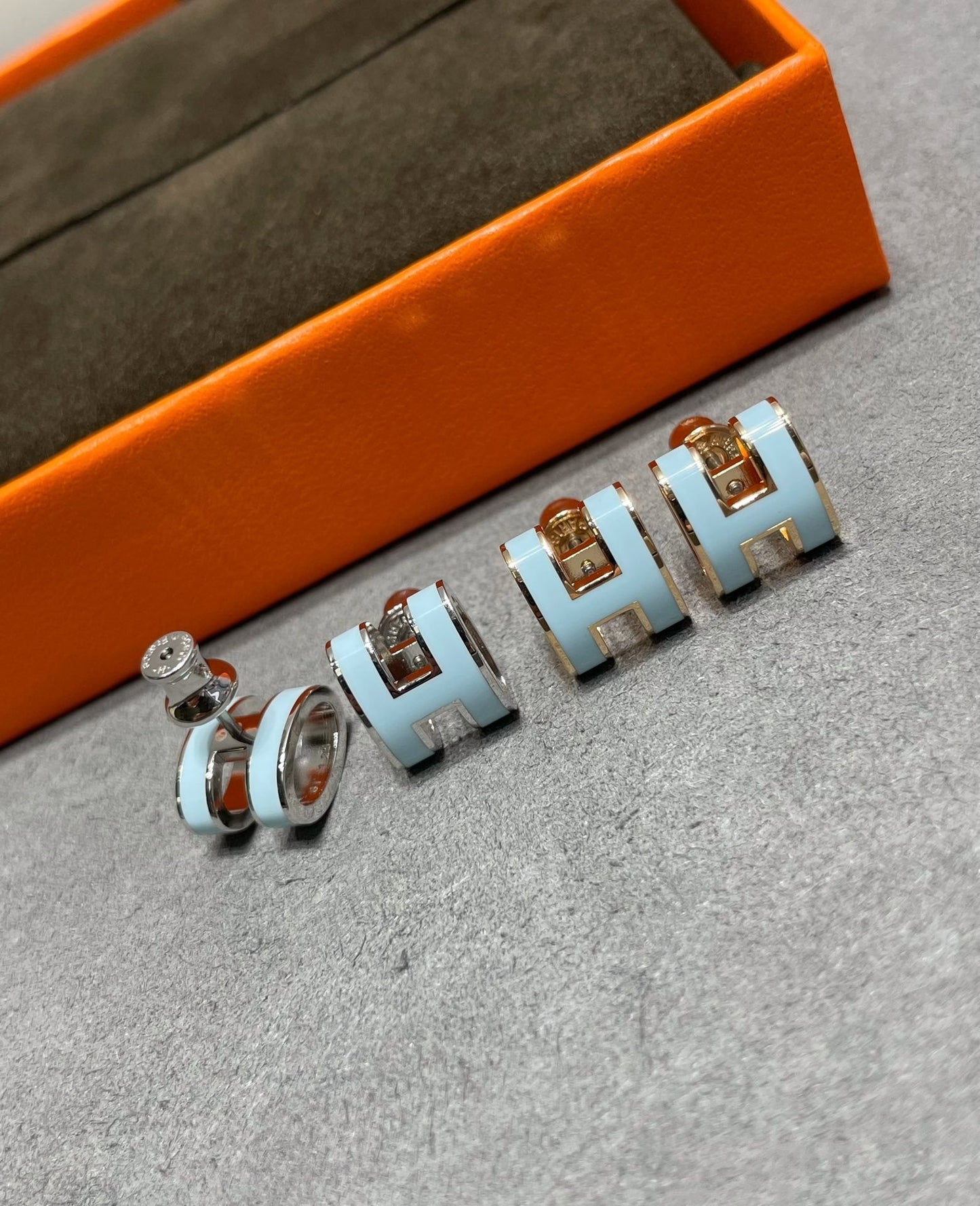 [Love Lucky]POP H SKY BLUE STUD EARRINGS