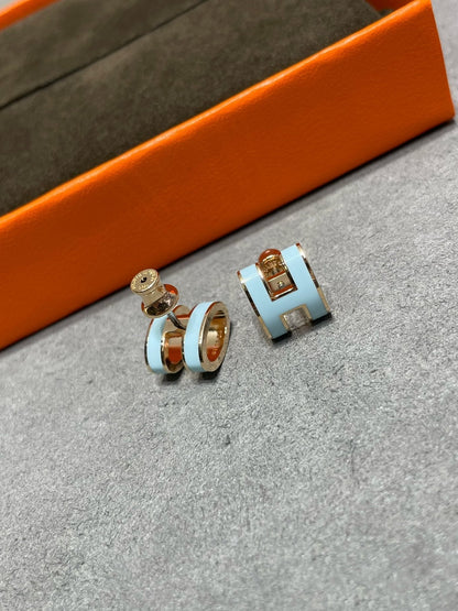 [Love Lucky]POP H SKY BLUE STUD EARRINGS