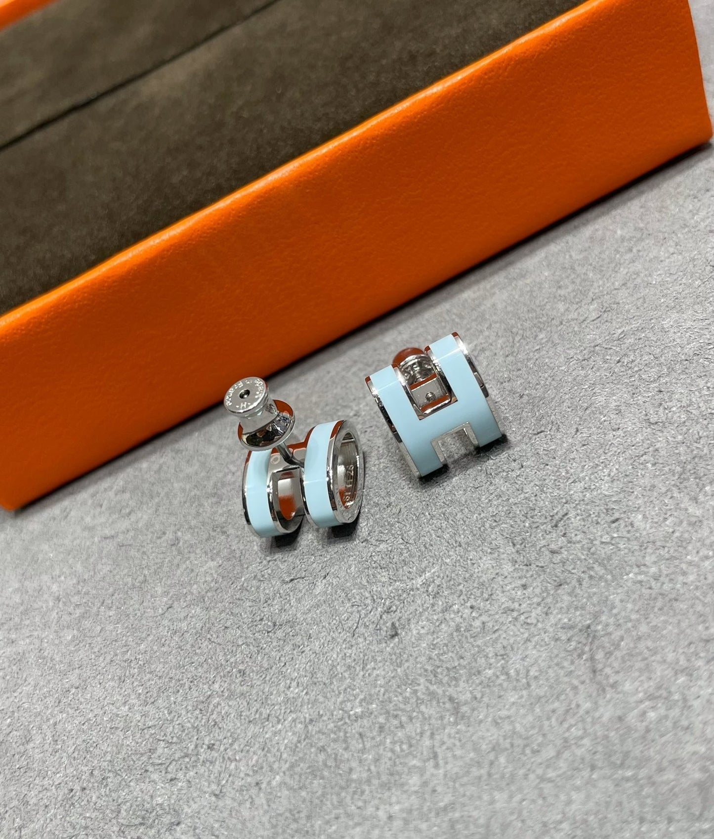 [Love Lucky]POP H SKY BLUE STUD EARRINGS