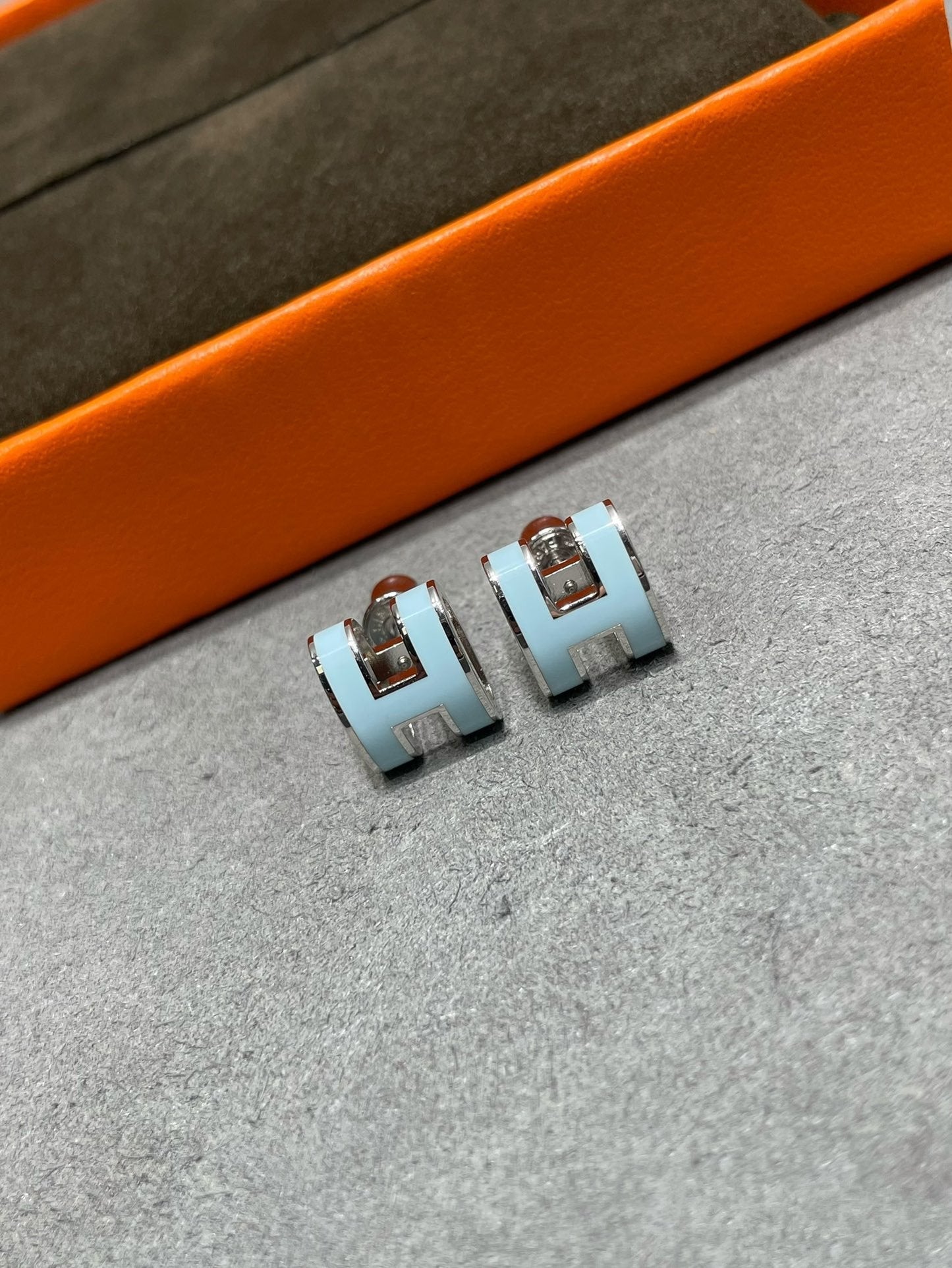 [Love Lucky]POP H SKY BLUE STUD EARRINGS