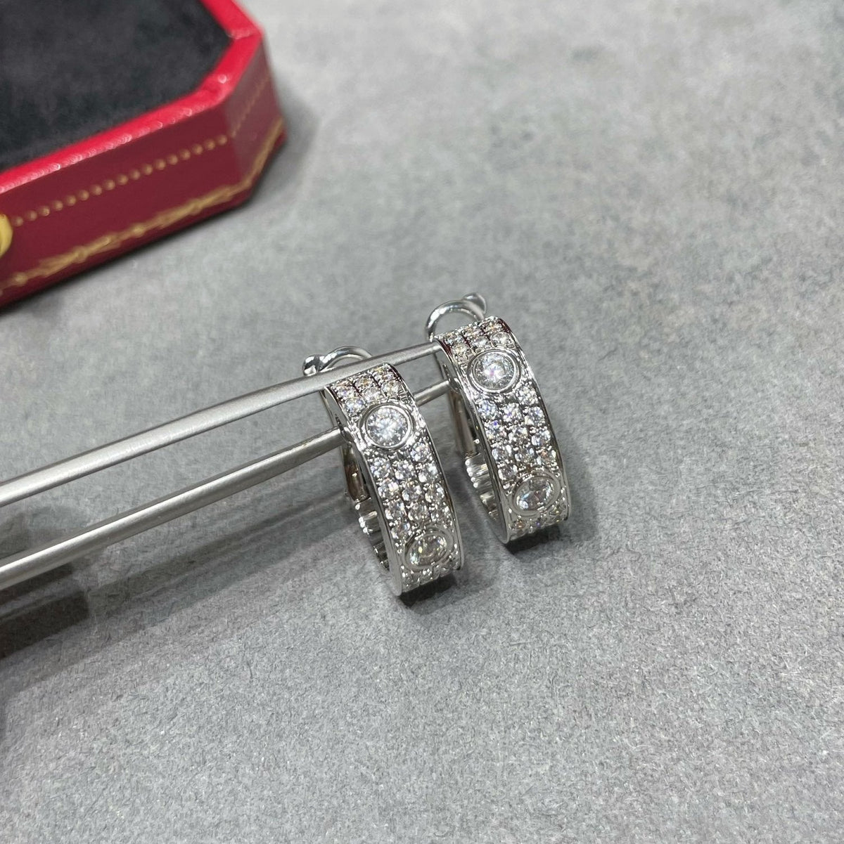 [Love Lucky]LOVE 5.5MM DIAMOND PAVED EARRINGS