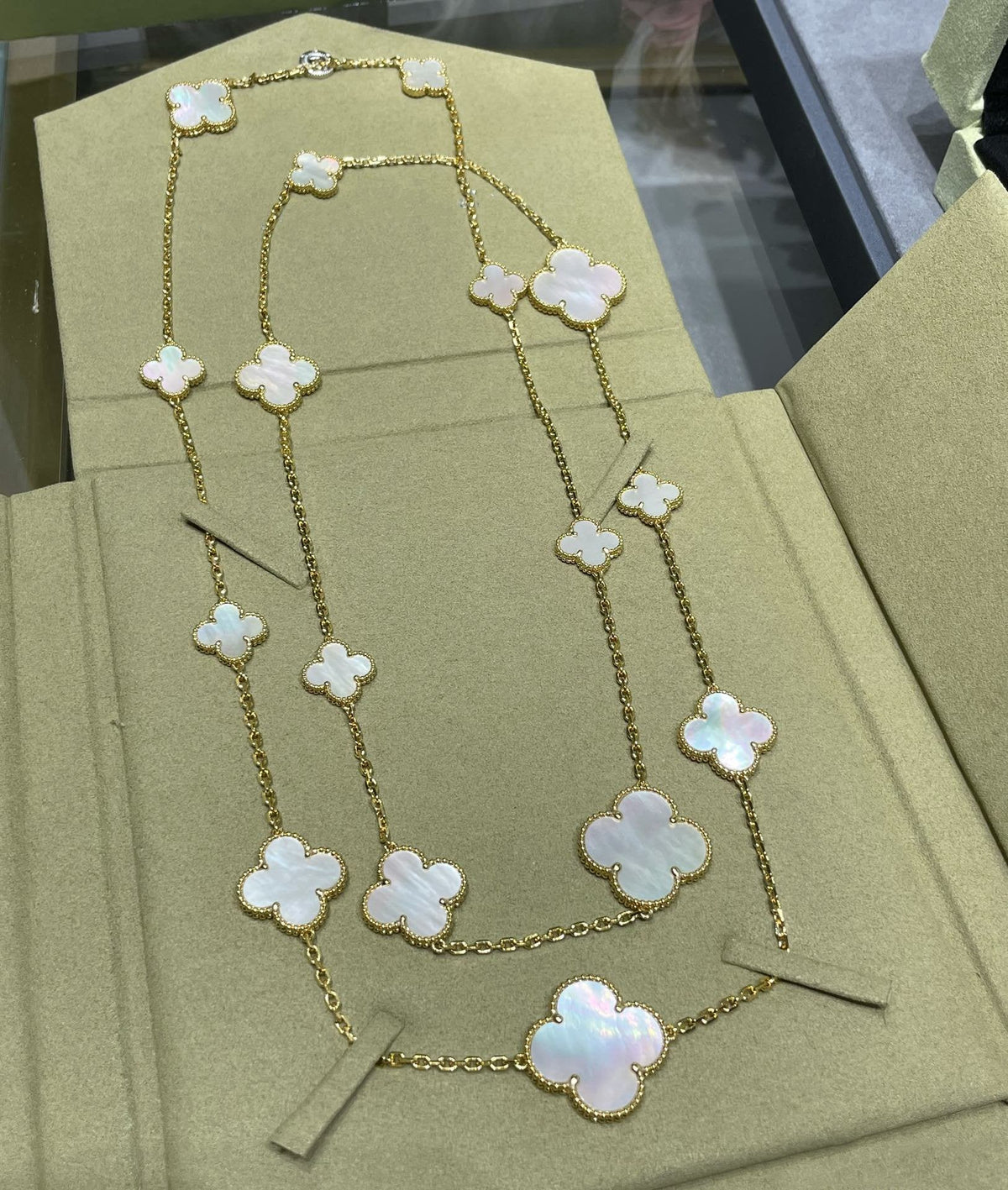{"[Love Lucky]CLOVER 16 MOTIF WHITE MOP GOLD NECKLACE": "[Love Lucky] COLLANA CLOVER 16 MOTIVI IN MADREPERLA BIANCA E ORO"}