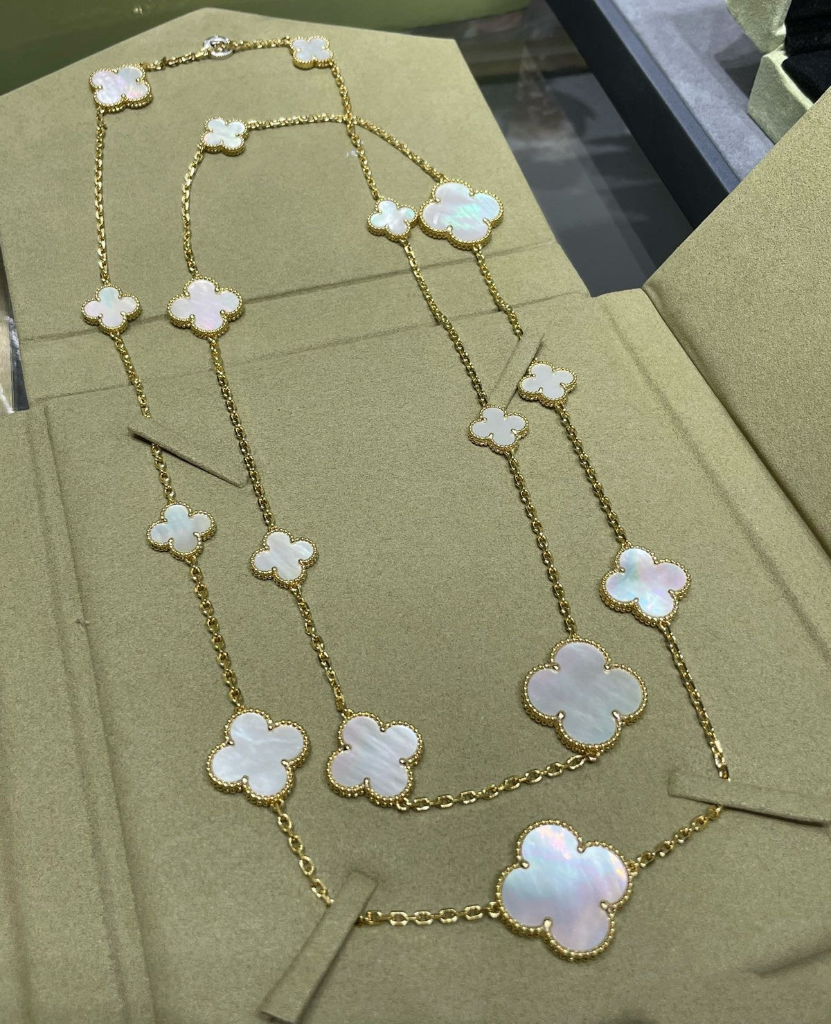 {"[Love Lucky]CLOVER 16 MOTIF WHITE MOP GOLD NECKLACE": "[Love Lucky] COLLANA CLOVER 16 MOTIVI IN MADREPERLA BIANCA E ORO"}