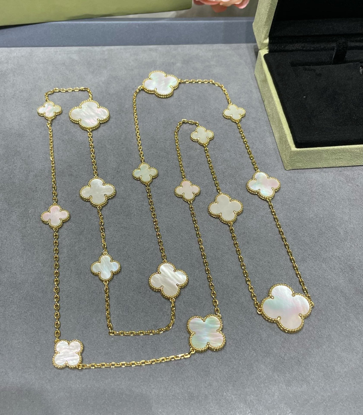 {"[Love Lucky]CLOVER 16 MOTIF WHITE MOP GOLD NECKLACE": "[Love Lucky] COLLANA CLOVER 16 MOTIVI IN MADREPERLA BIANCA E ORO"}