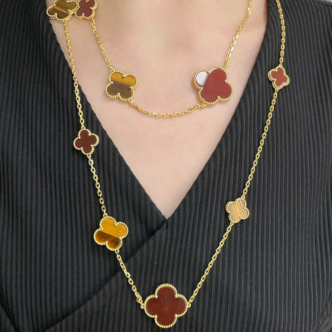 [Love Lucky] Collana in oro rosa con motivo a quadrifoglio da 16 mm in corniola e occhio di tigre