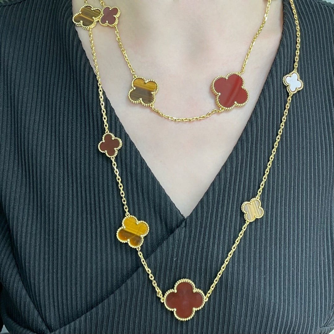 [Love Lucky] Collana in oro rosa con motivo a quadrifoglio da 16 mm in corniola e occhio di tigre