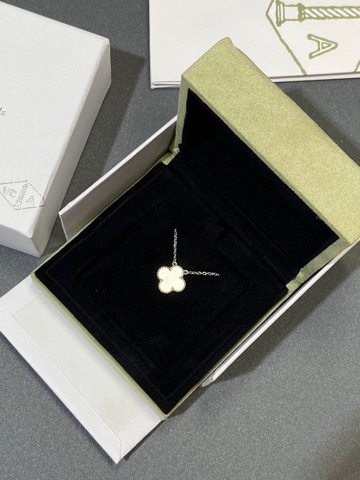 [Love Lucky]CLOVER MEDIUM SILVER WHITE MOP NECKLACE