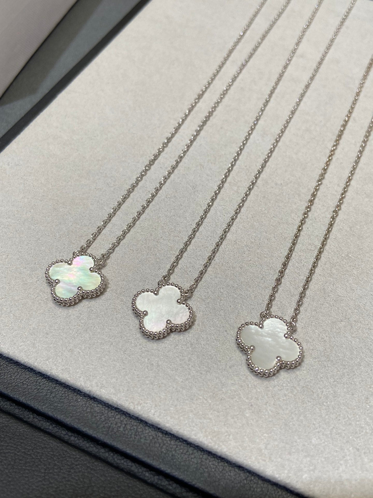 [Love Lucky]CLOVER MEDIUM SILVER WHITE MOP NECKLACE