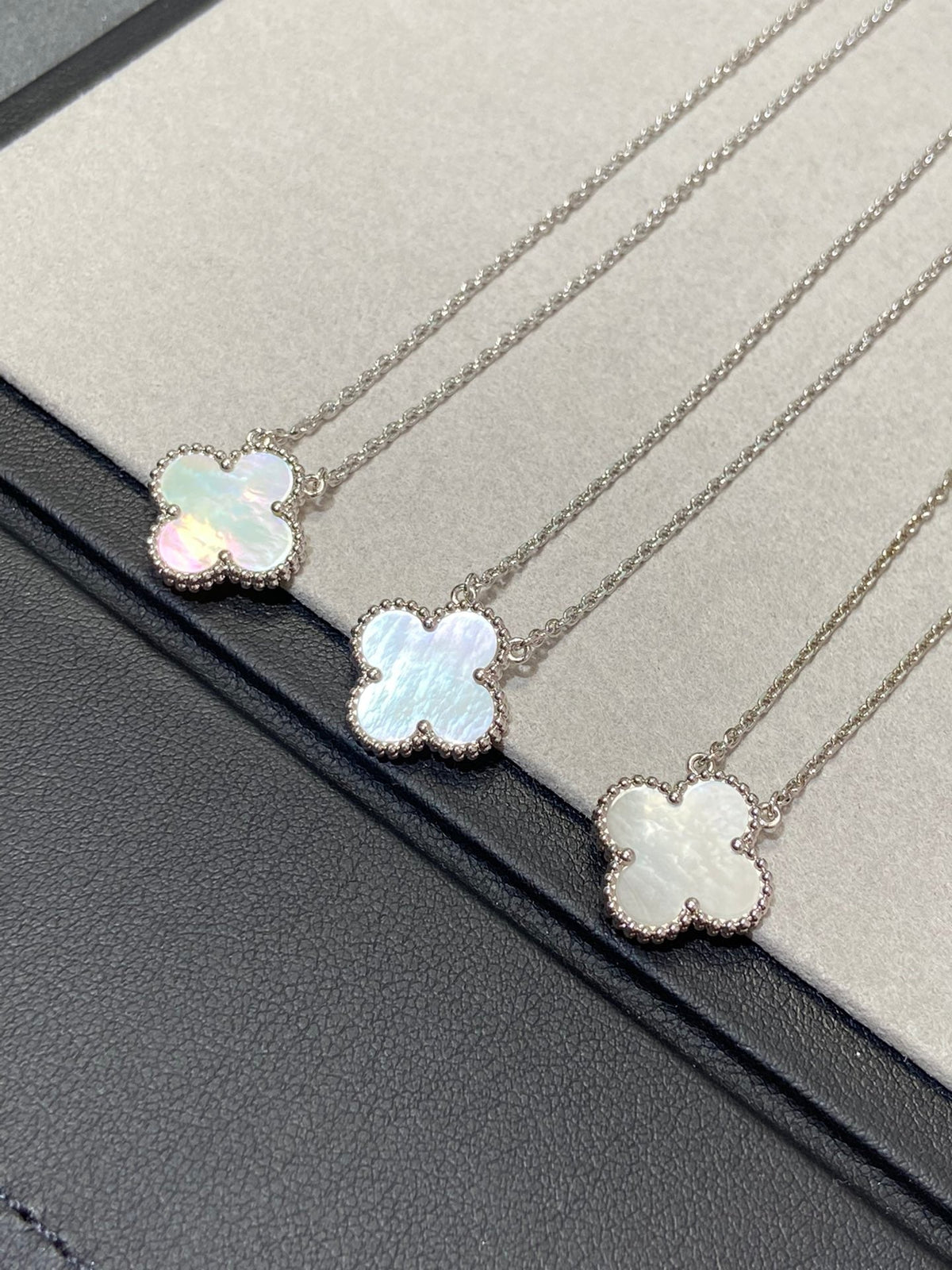 [Love Lucky]CLOVER MEDIUM SILVER WHITE MOP NECKLACE