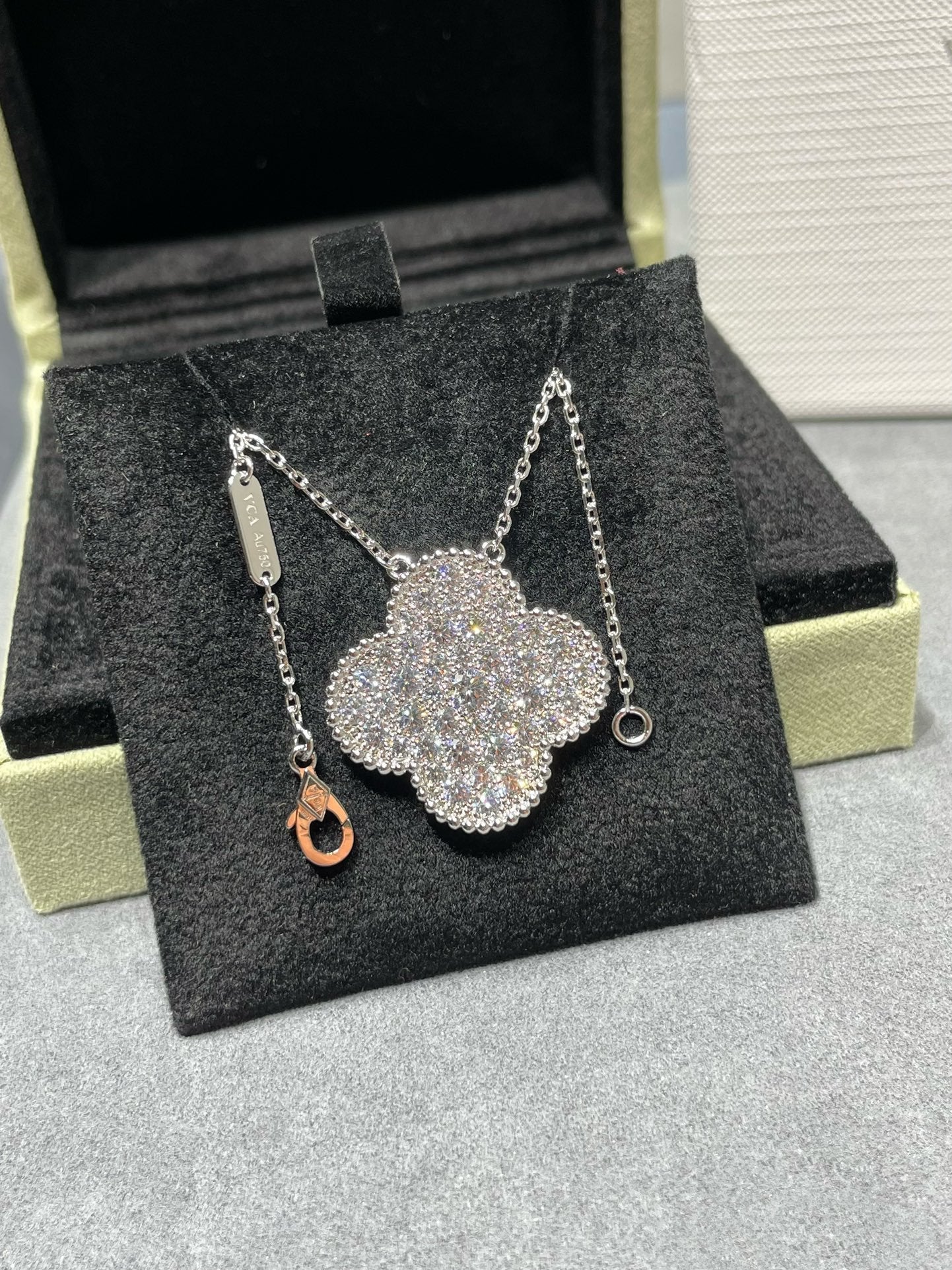 [Love Lucky]CLOVER 25MM LARGE PENDANT DIAMOND PAVED SILVER NECKLACE