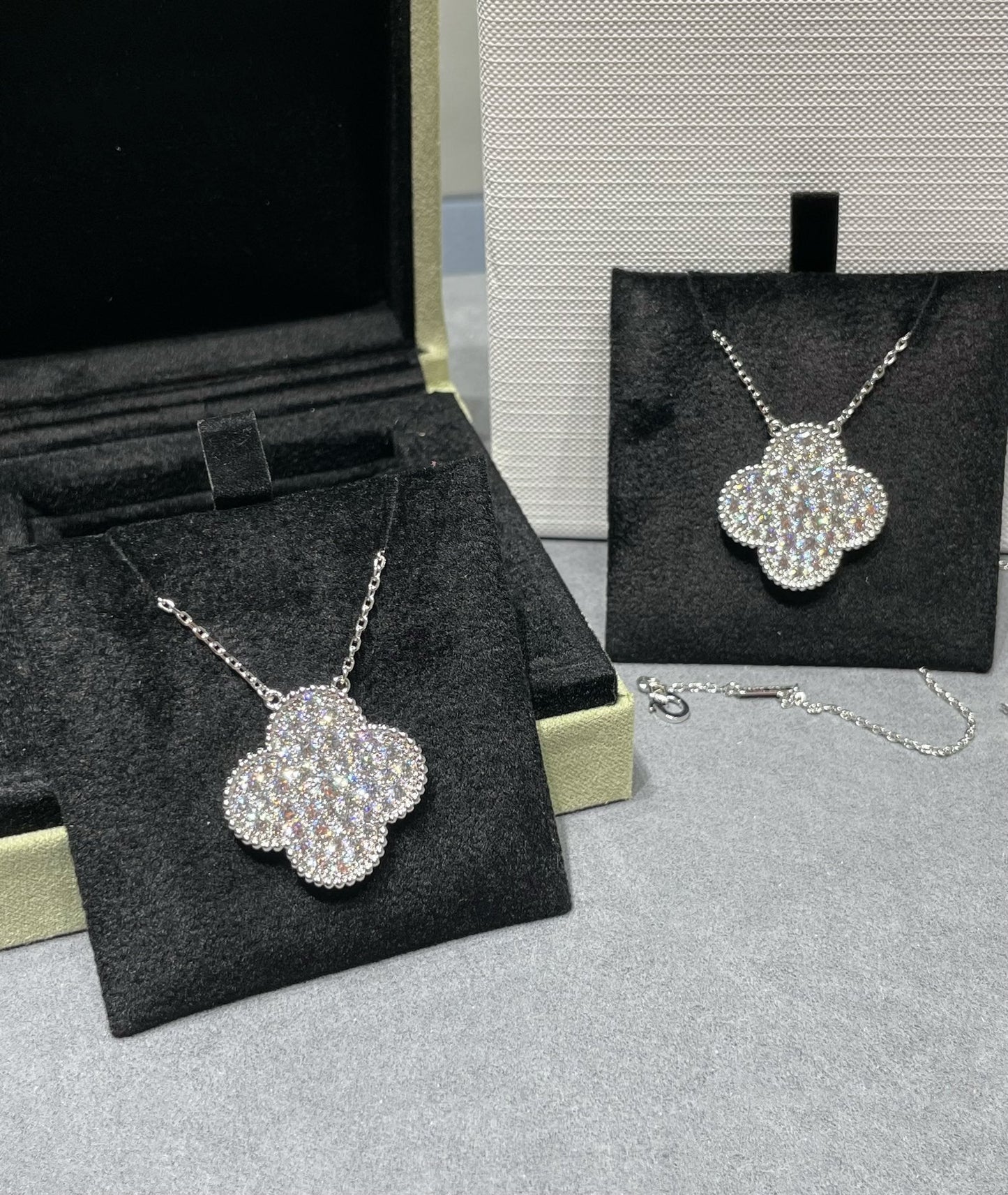 [Love Lucky]CLOVER 25MM LARGE PENDANT DIAMOND PAVED SILVER NECKLACE