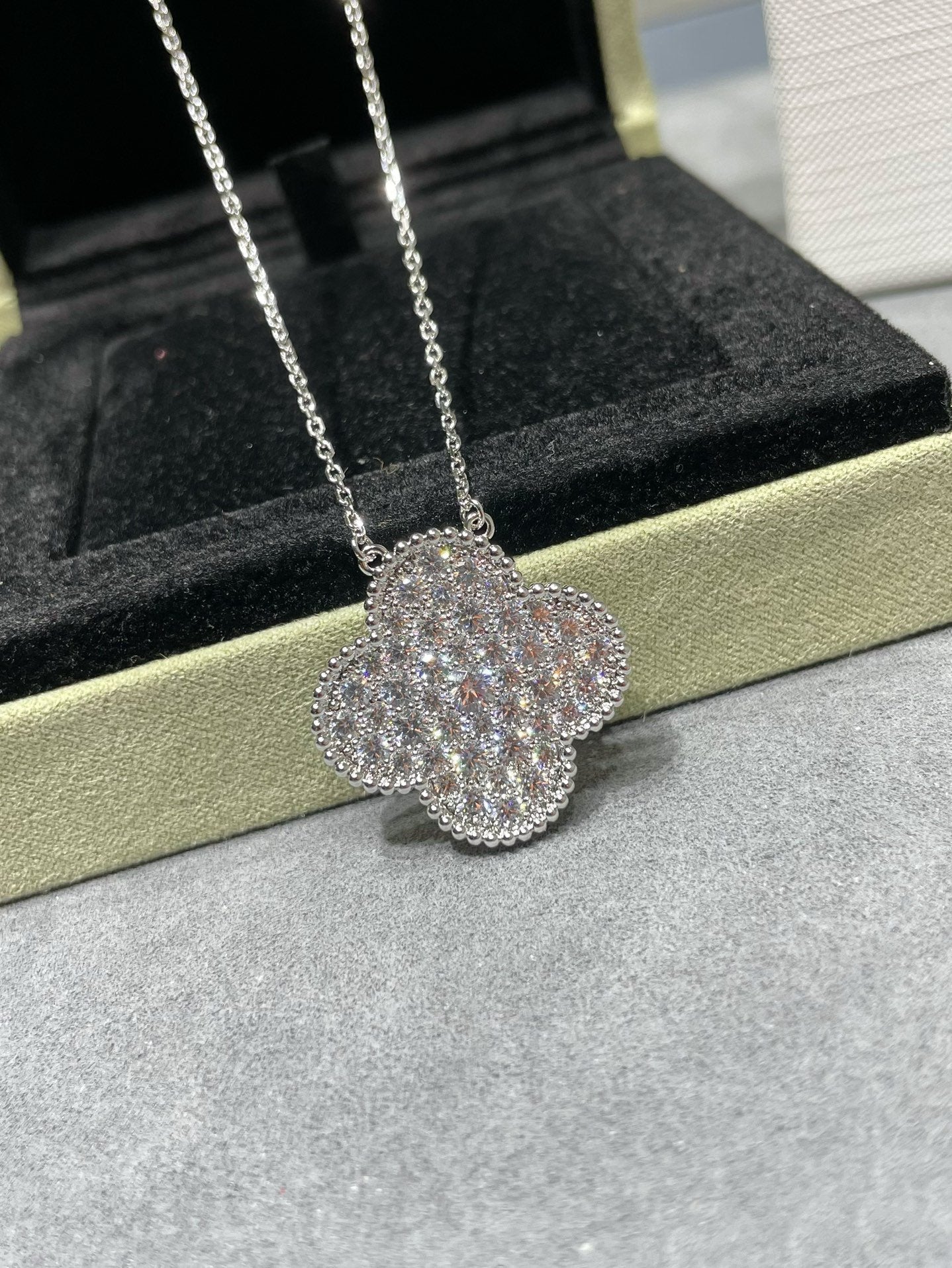 [Love Lucky]CLOVER 25MM LARGE PENDANT DIAMOND PAVED SILVER NECKLACE